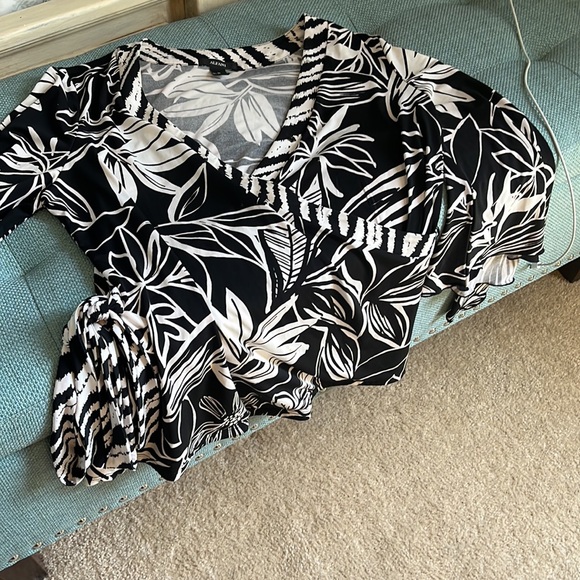 Alfani wrap blouse size medium stretchy fit that is slimming - Picture 7 of 8